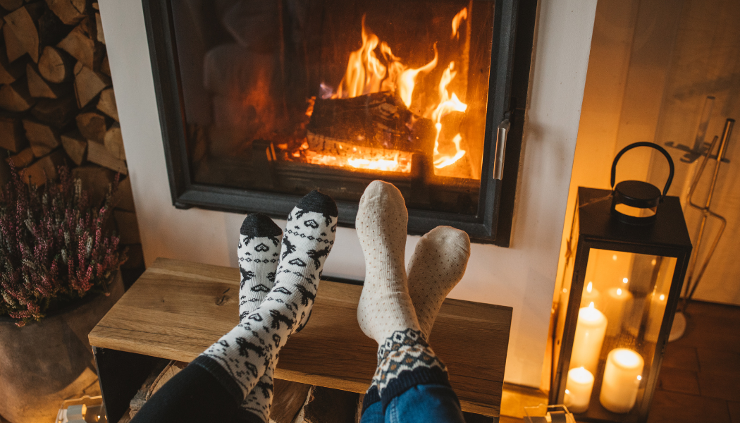 personnes devant un feu de cheminée