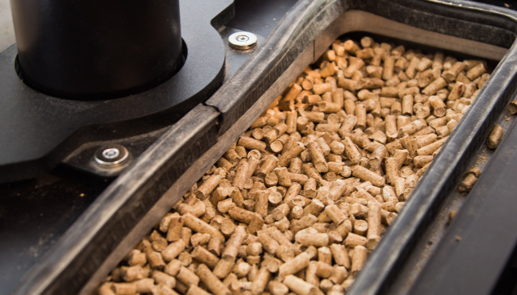 ouverte d'un poele a granulé rempli