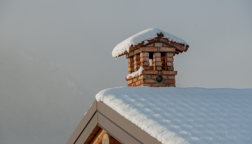 cheminée sur un toit enneigé